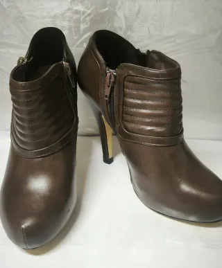 Botines de tacón marrones con cremallera