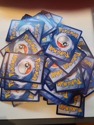 Caja Misteriosa Pokémon con 100 Cartas
