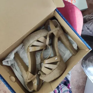 Zapatos de tacón beige con plataforma