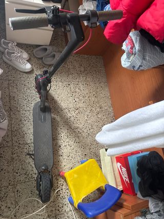 Patinete Xiaomi con cargador