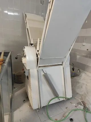 Laminadora industrial masa hojaldre.