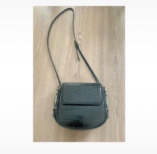Bolso negro efecto piel cocodrilo Zara