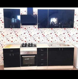 Muebles de cocina blancos y marrones