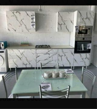 Muebles de cocina blancos y marrones