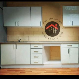 Muebles de cocina blancos y marrones