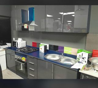 Muebles de cocina blancos y marrones