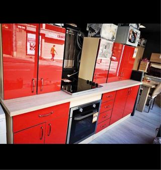 Muebles de cocina blancos y marrones