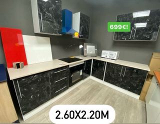 Muebles de cocina blancos y marrones