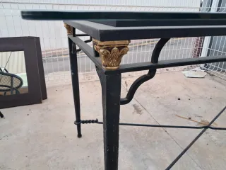 Mesa de forja con sobre de cristal