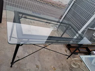 Mesa de forja con sobre de cristal
