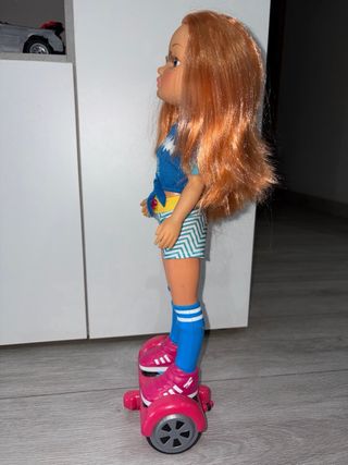 Nancy con patinete hoverboard