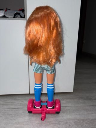 Nancy con patinete hoverboard