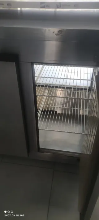 Cámara frigorífica expositora, funcionando