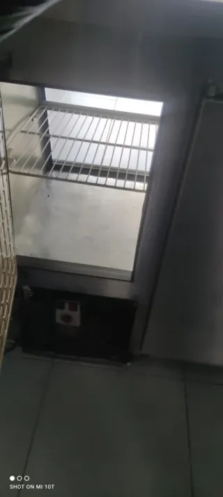 Cámara frigorífica expositora, funcionando