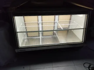 Cámara frigorífica expositora, funcionando