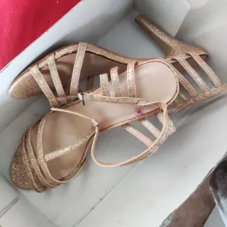 Zapatos de salón dorados con brillos