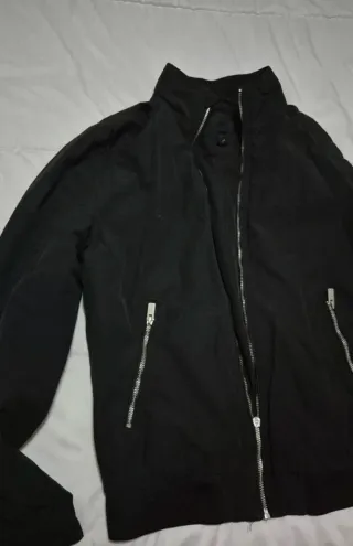 Chaqueta bomber negra y azul