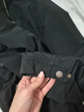 Chaqueta bomber negra y azul