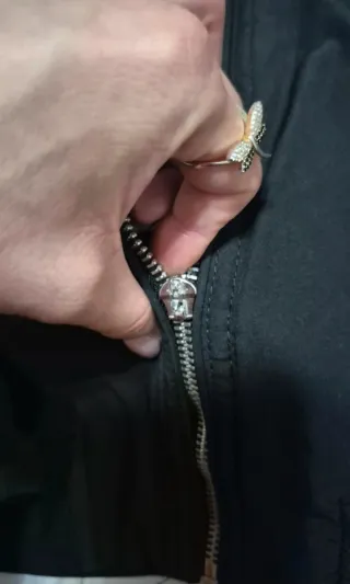 Chaqueta bomber negra y azul