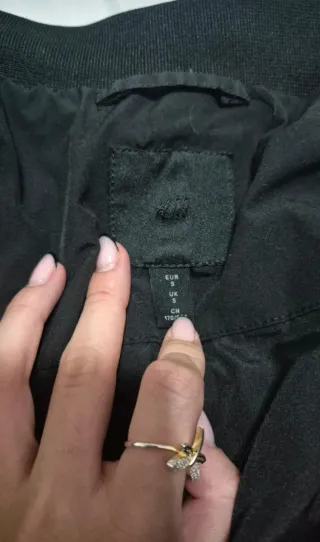 Chaqueta bomber negra y azul