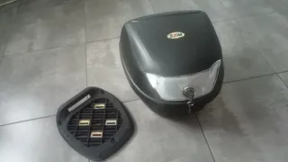 Cofre de moto marca SYM  + Soporte y herramientas.