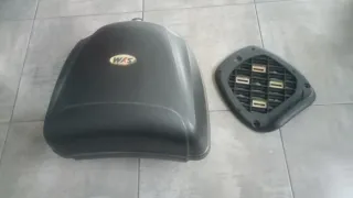 Cofre de moto marca SYM  + Soporte y herramientas.