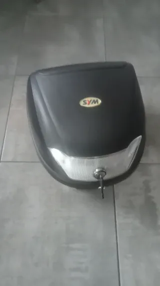 Cofre de moto marca SYM  + Soporte y herramientas.