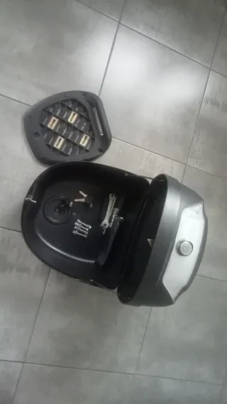 Cofre de moto marca SYM  + Soporte y herramientas.