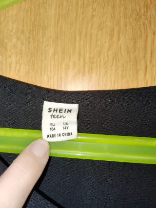 Vestido negro manga larga y volantes