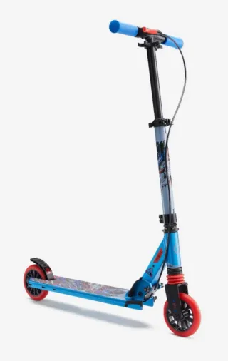 Patinete infantil plegable, azul con ruedas rojas.