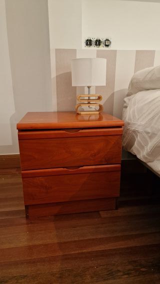 Dos mesitas de noche de madera