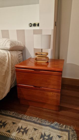 Dos mesitas de noche de madera