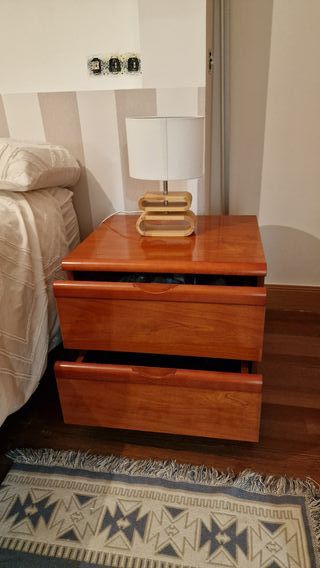 Dos mesitas de noche de madera