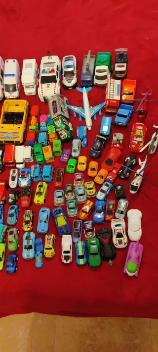 Lote de coches y camiones de juguete