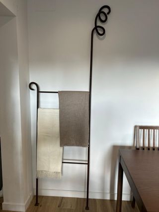 Toallero de hierro forjado con diseño espiral