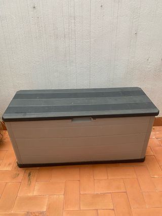 Baúl exterior de jardín gris y negro