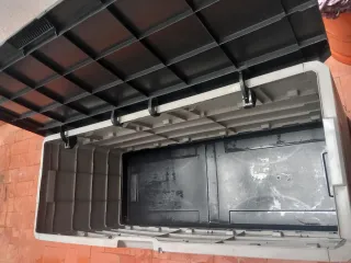 Baúl exterior de jardín gris y negro