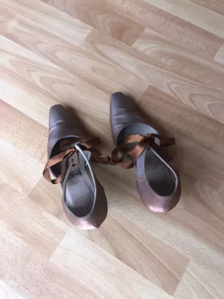 Zapatos de tacón dorados/marrones