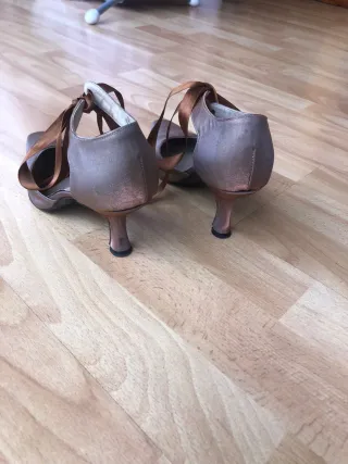 Zapatos de tacón dorados/marrones