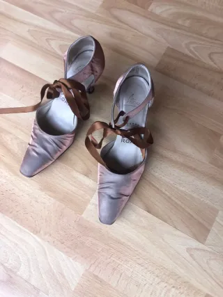 Zapatos de tacón dorados/marrones