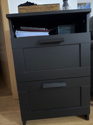 Mesita de noche negra con cesta