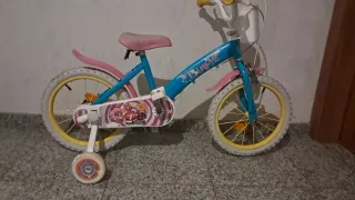 Bicicleta infantil azul con ruedines