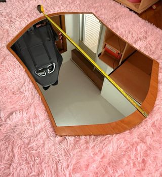 Espejo de madera con marco curvo