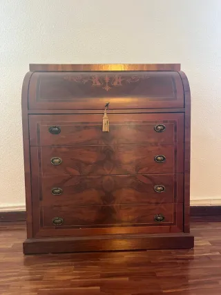 Escritorio antiguo de madera con tapa enrollable