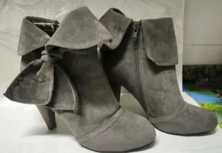 Botines grises con lazo