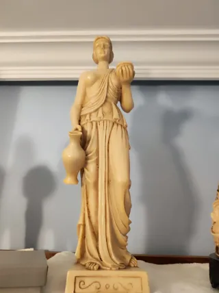 Escultura Antigua Hebe con Jarrón