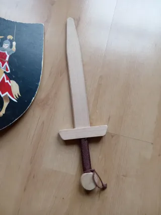 Espada y escudo de madera