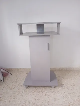 Mueble de almacenaje gris con puerta