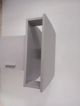Mueble de almacenaje gris con puerta