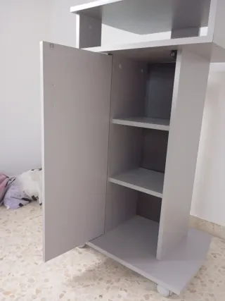 Mueble de almacenaje gris con puerta